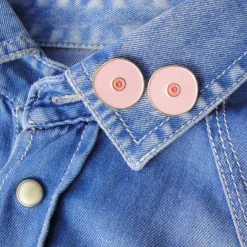 Online Pin's Seins - Blanc Pin's